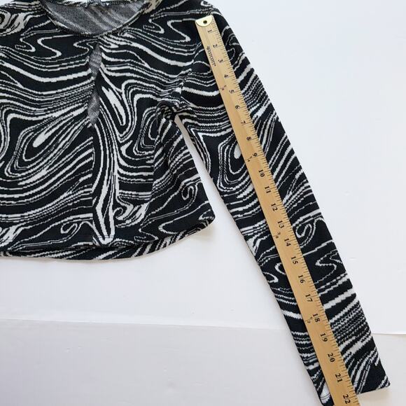 Zara Abstract Print Crop Top  Size L Black White Long Sleeve Keyhole Cutout Y2k - Picture 11 of 13